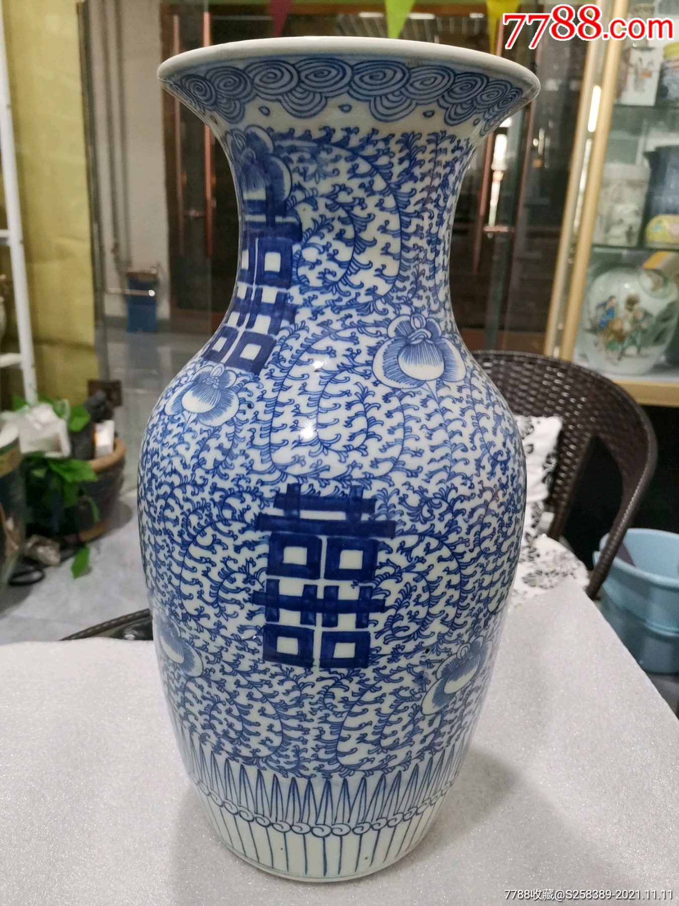 清代缠枝莲花瓶