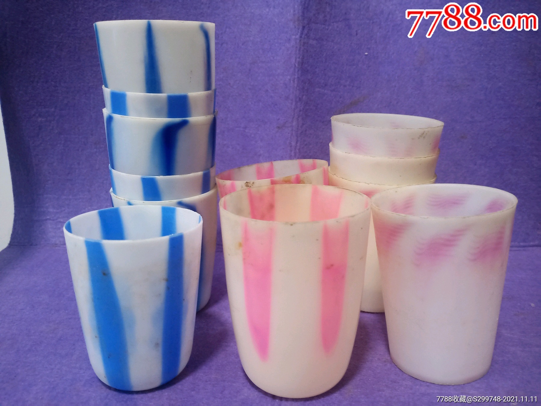 老塑料条纹水杯