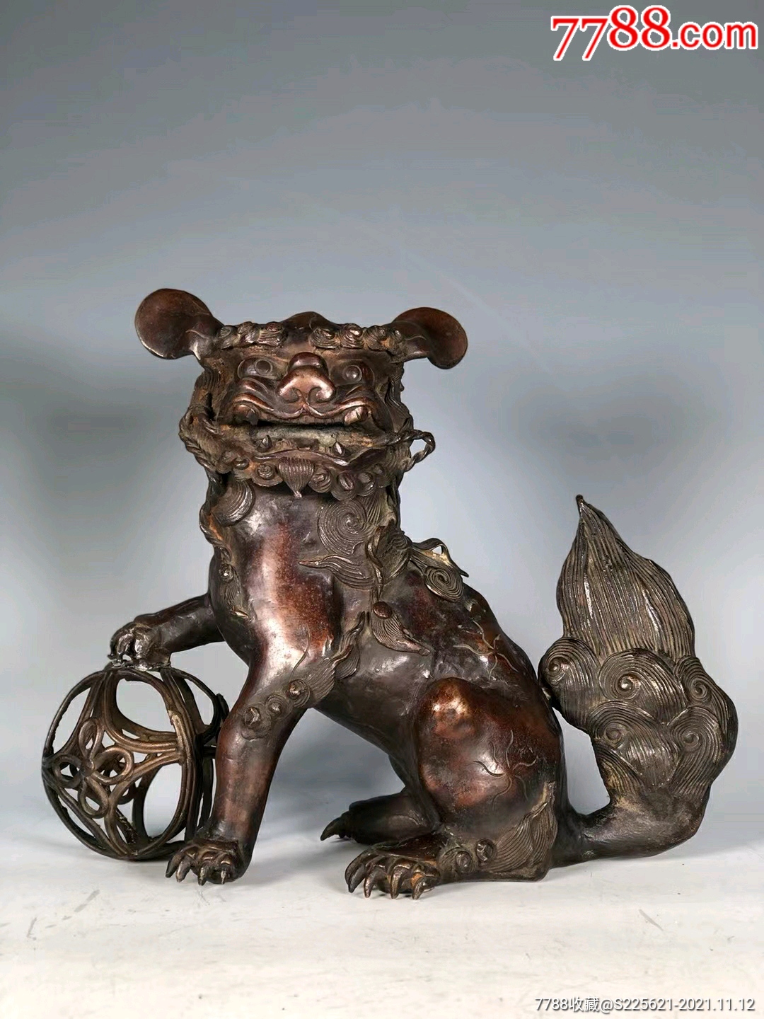 晚清铜铸狮子舞绣球案头摆件