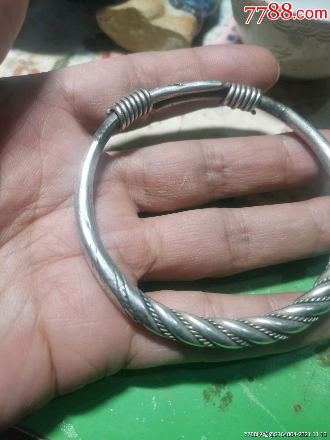 银白铜的镯子