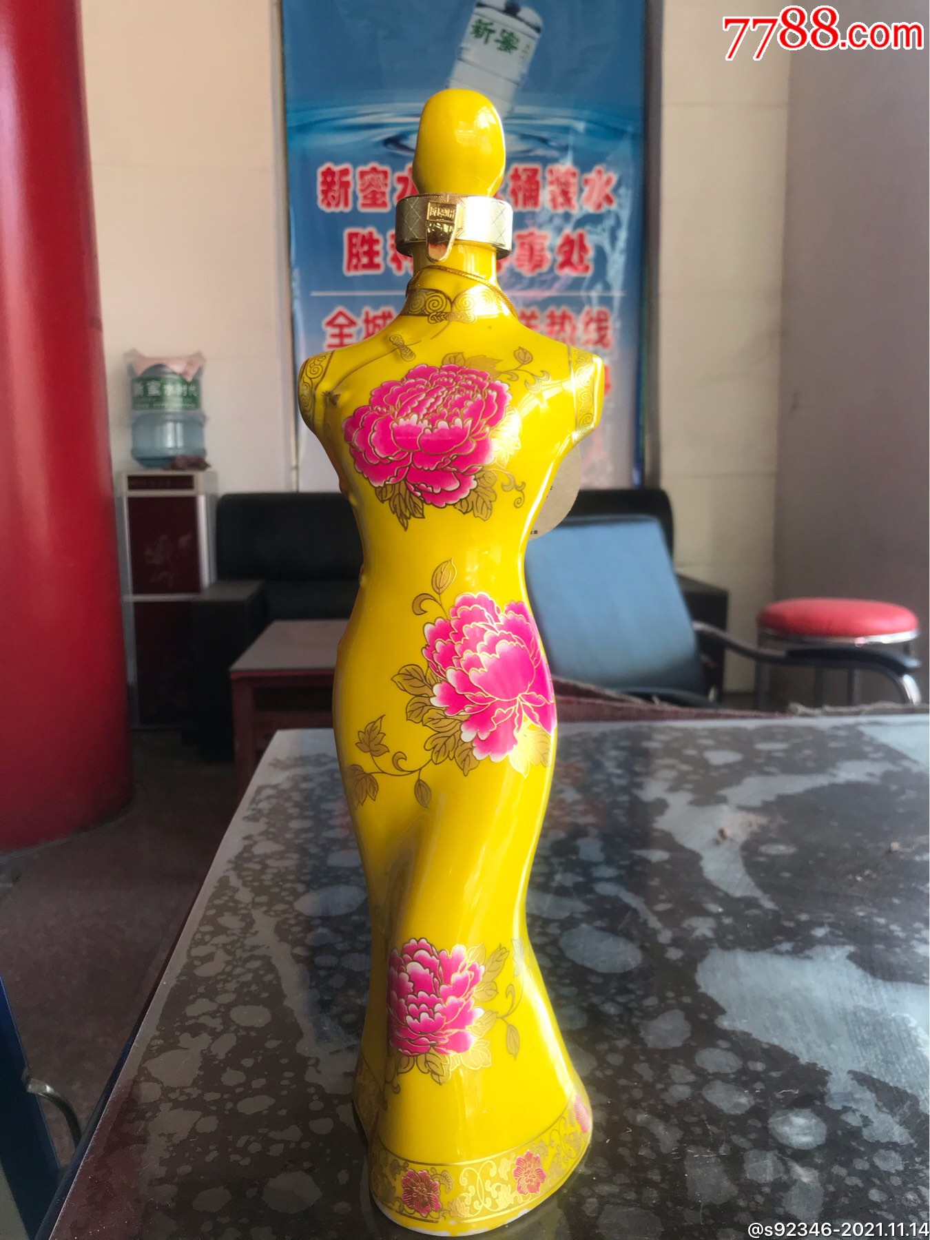 毛遂美女人体造型旗袍酒一瓶,高34厘米