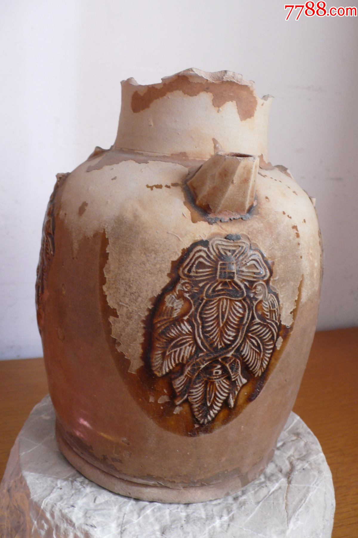 唐长沙窑青釉褐彩模印帖花壶