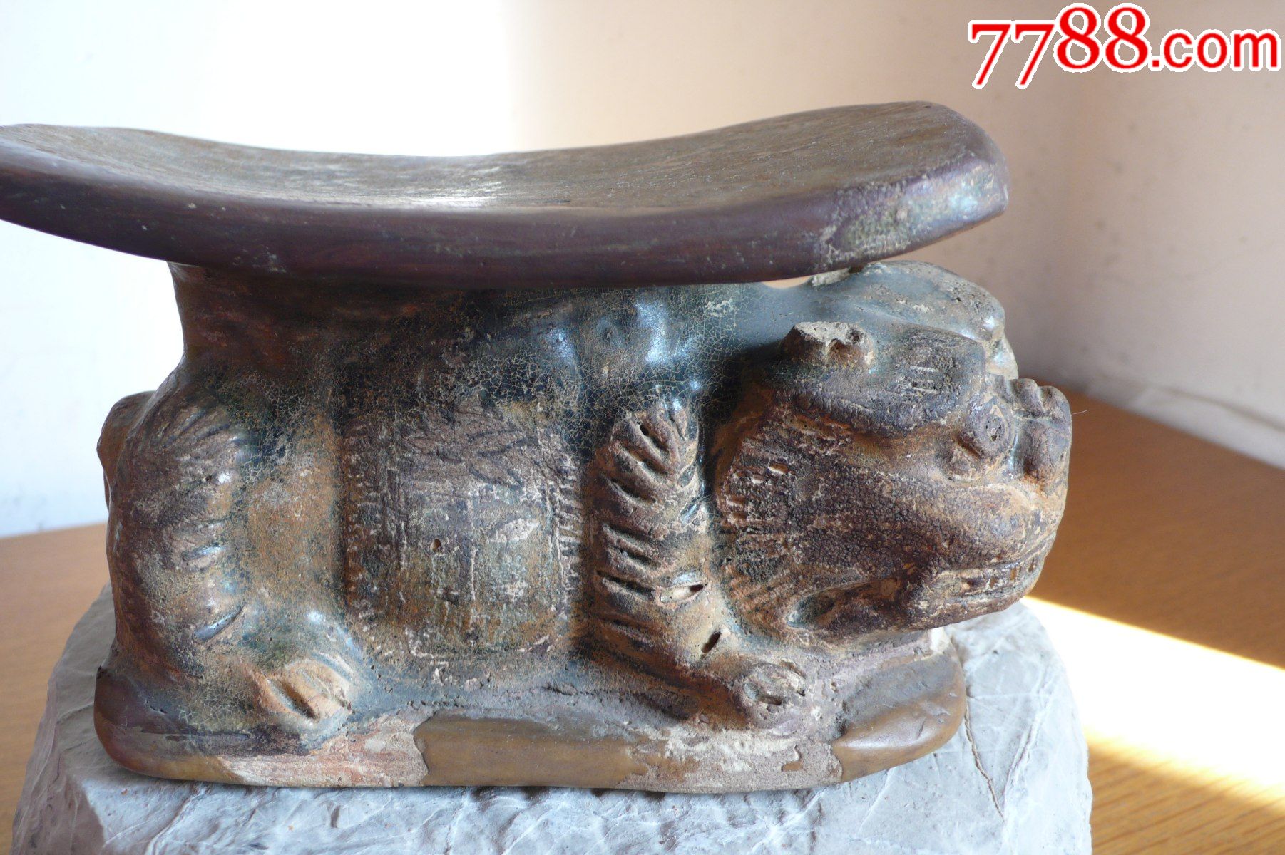 长沙窑青釉褐色绿彩虎枕陪葬品