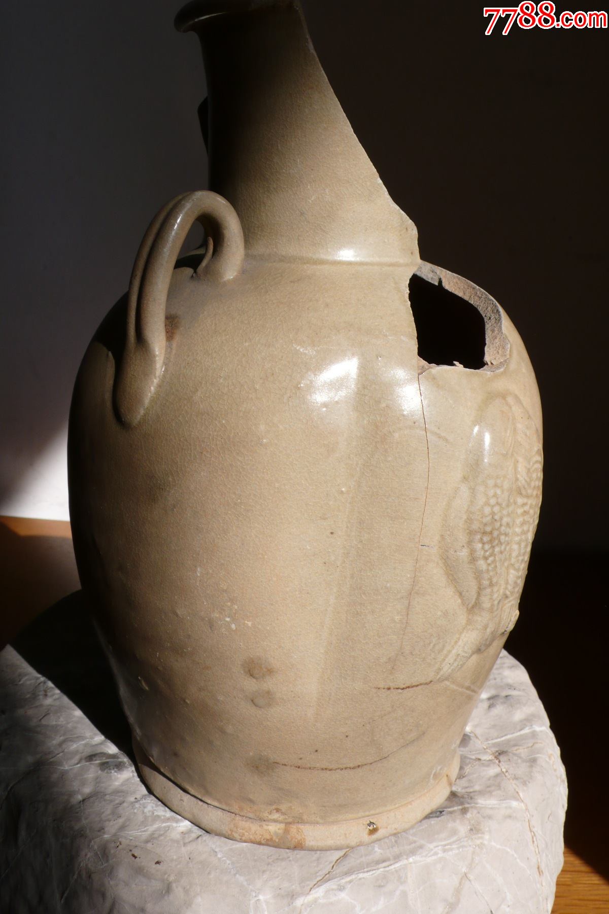 长沙窑青釉模印贴花双鱼纹壶