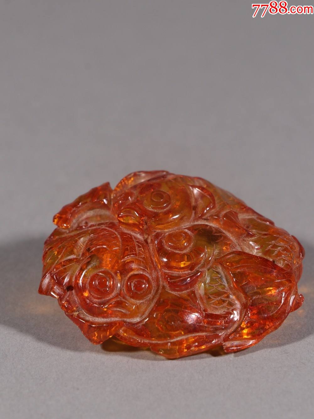 老琥珀年年有余雕件