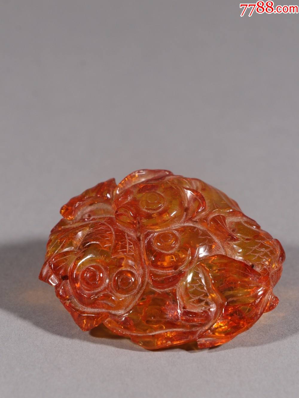 老琥珀年年有余雕件