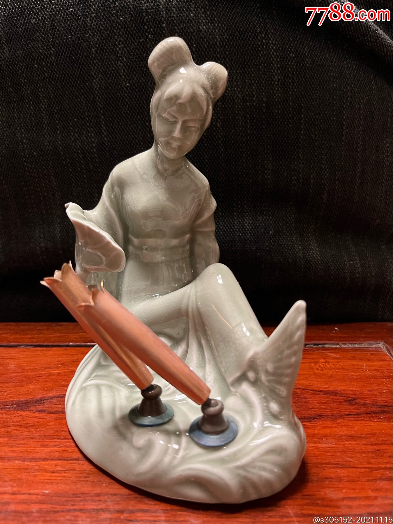 青瓷美女人物笔架