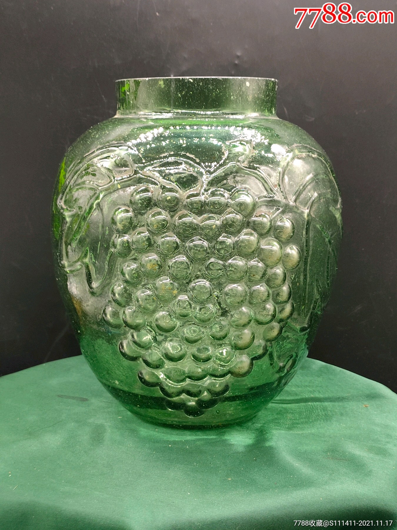 民国厚壁葡萄纹绿色玻璃罐