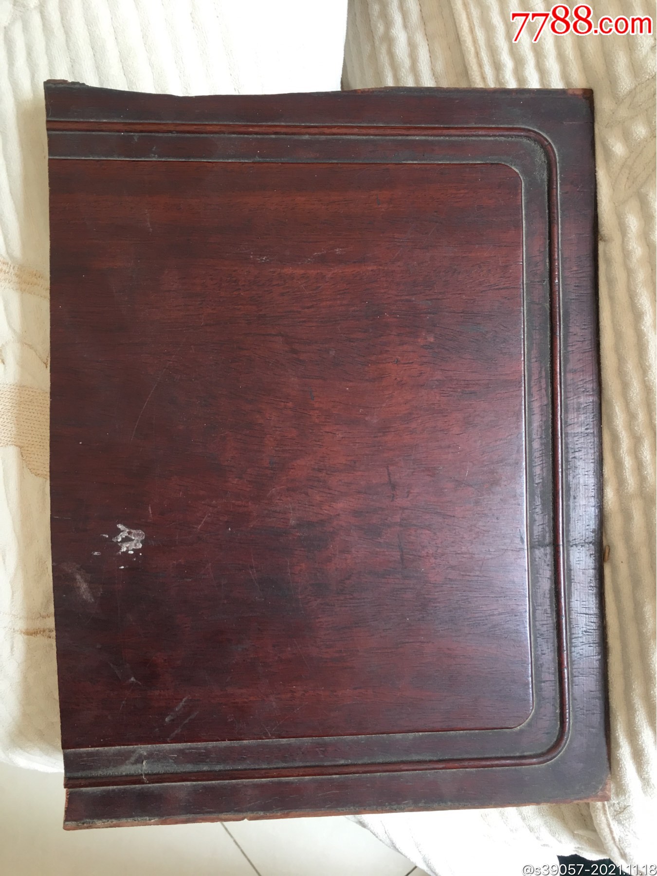老家具上的红木板一块