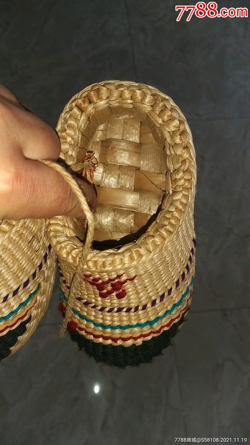 老的编织的婴儿草鞋特别精致