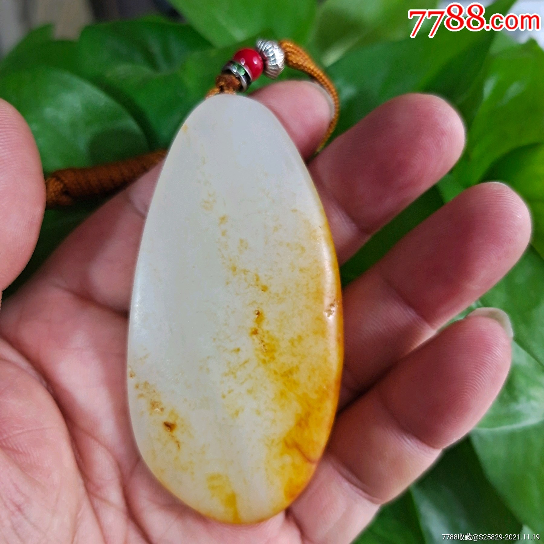 精品和田玉籽料观音吊坠