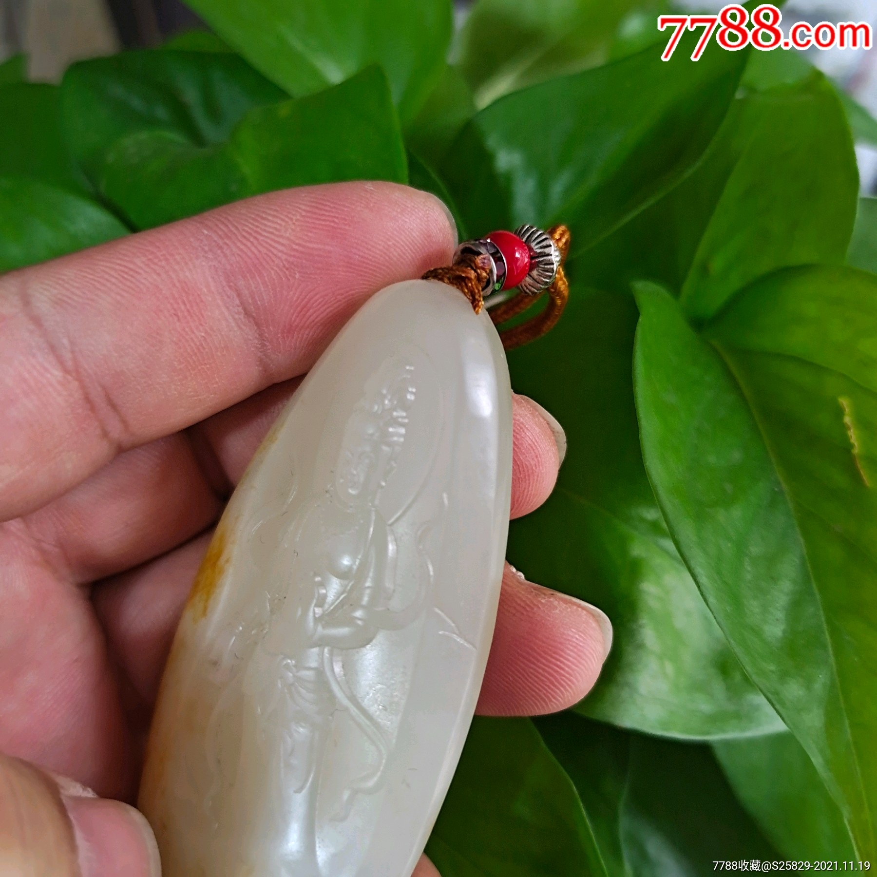 精品和田玉籽料观音吊坠