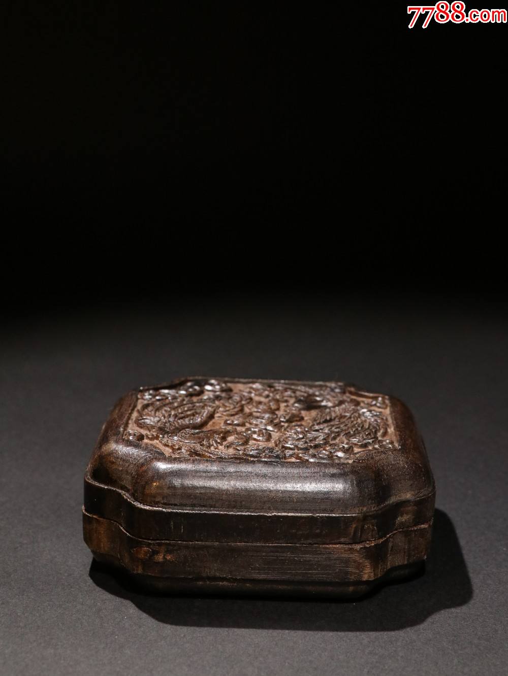 沉香雕凤纹盖盒