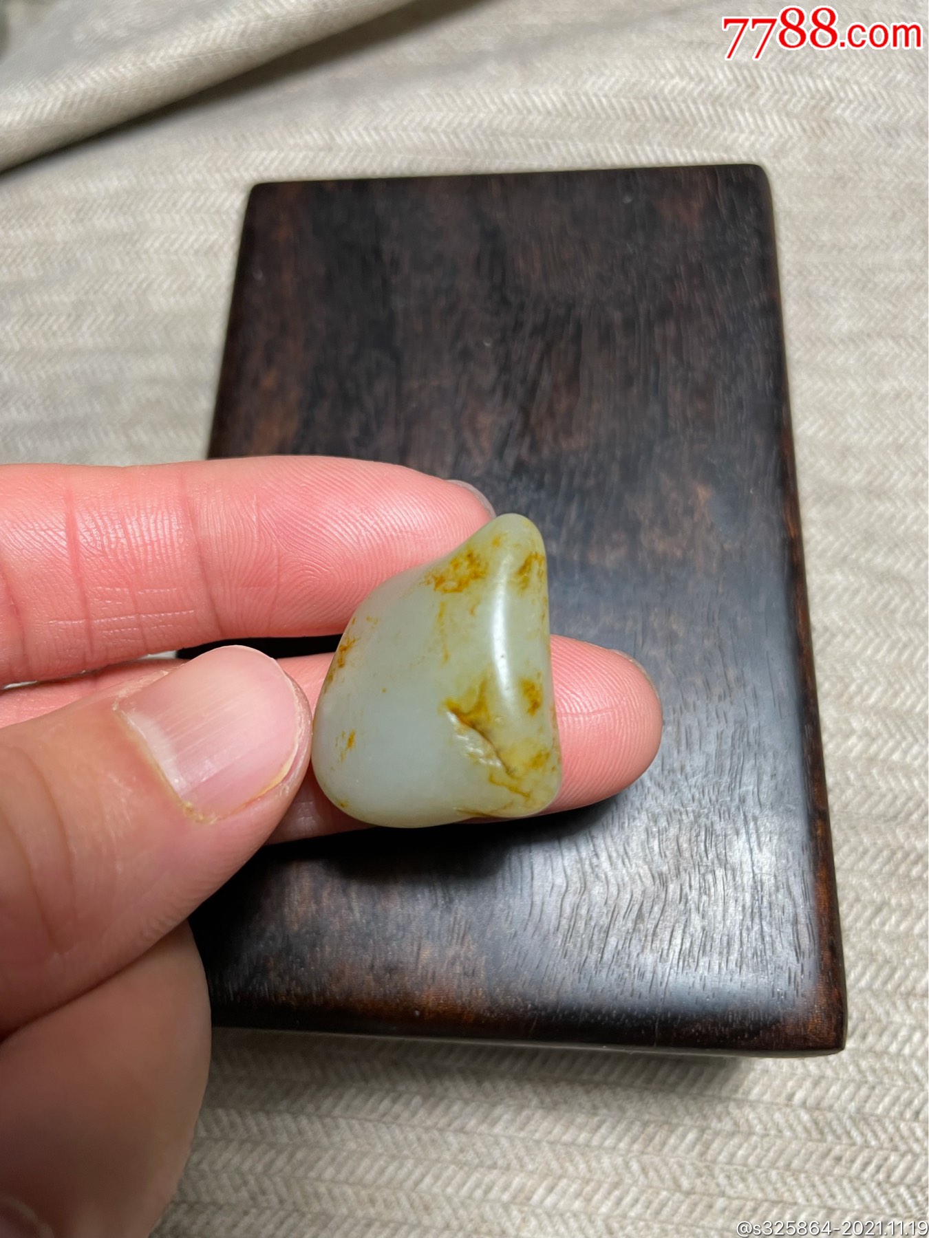 和田玉籽料青玉带皮