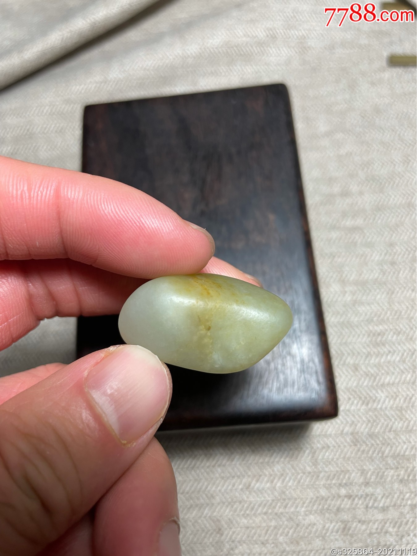 和田玉籽料青白玉带皮