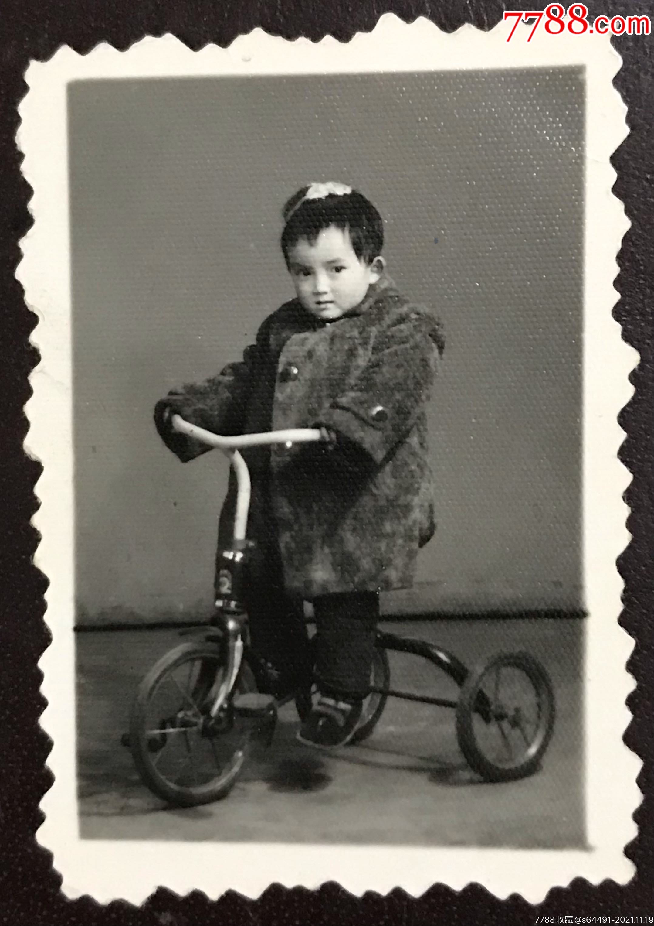 五十年代,儿童骑三轮自行车