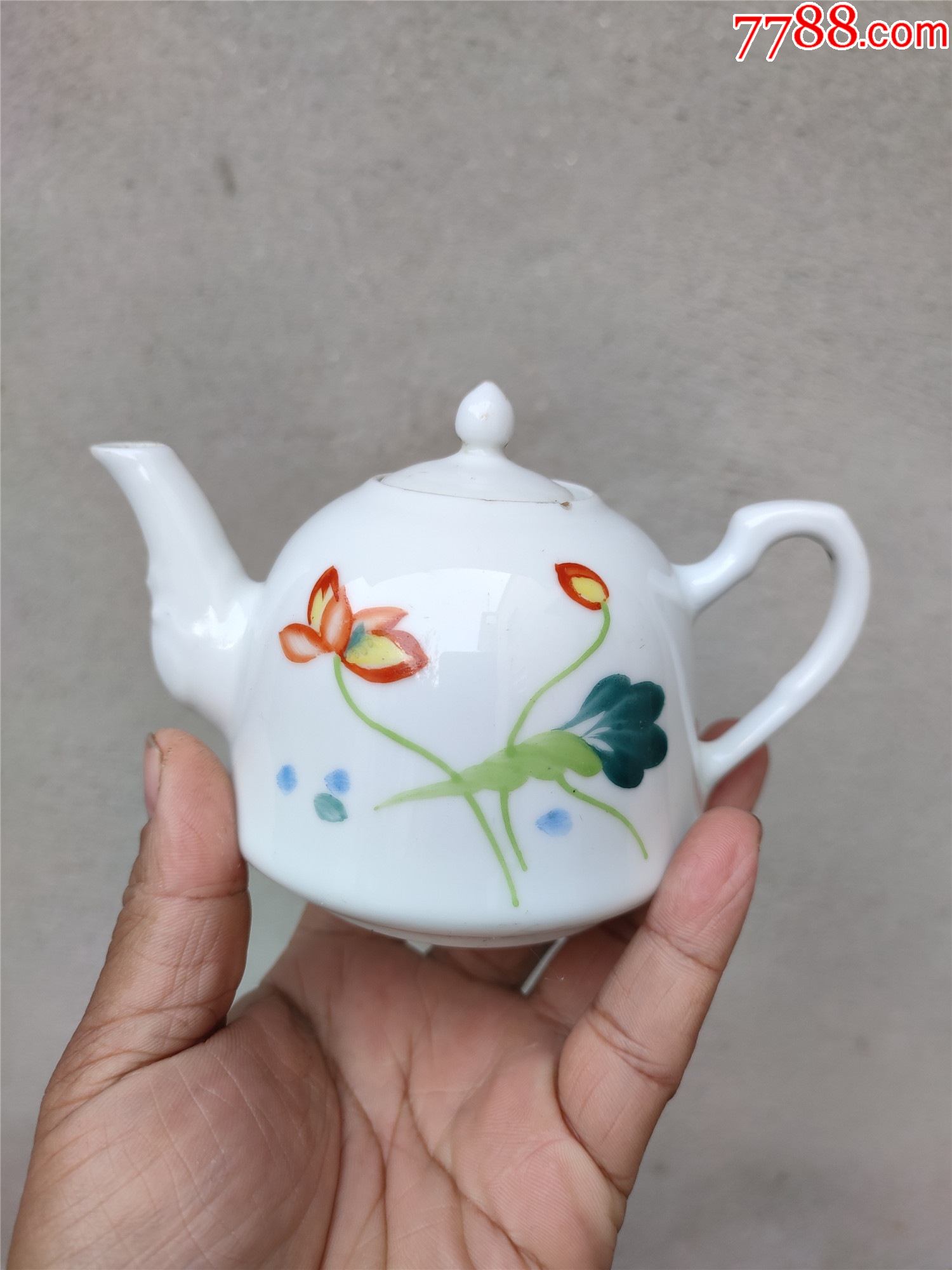 粉彩瓷器壶多处小磕如图所示没有冲线