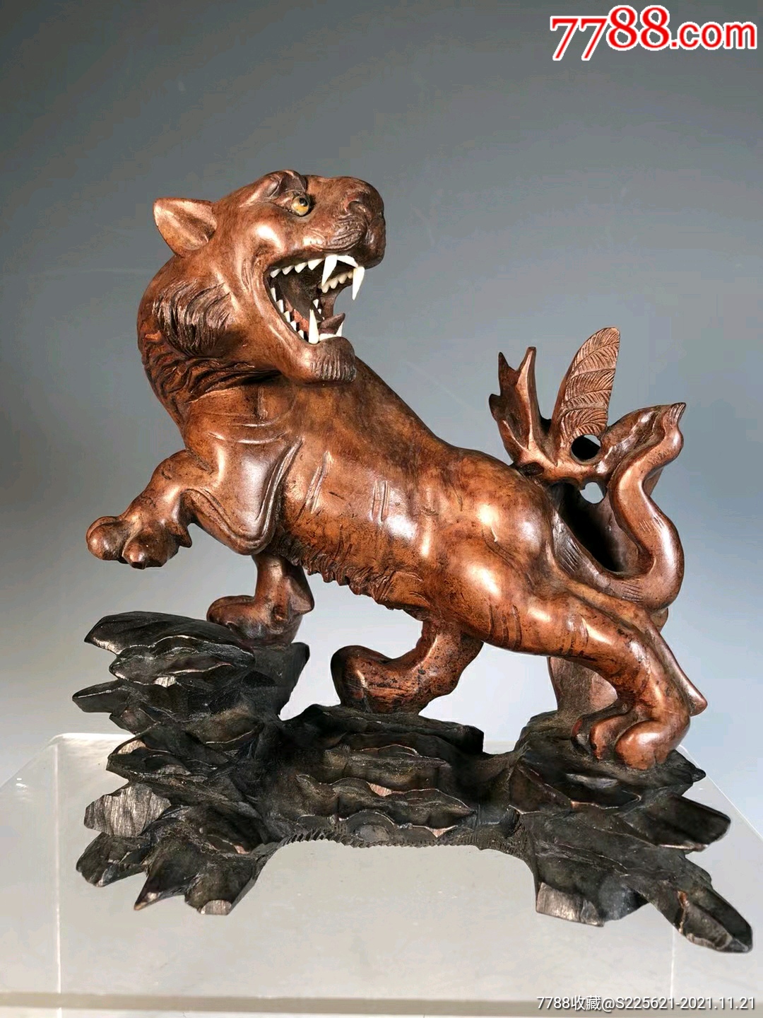 民国龙眼木雕猛虎回头案头摆件