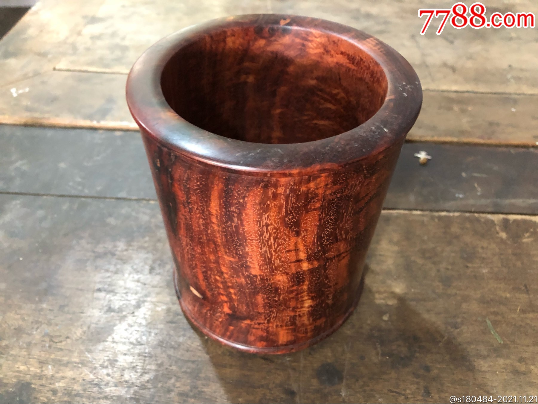 黄花梨笔筒一个