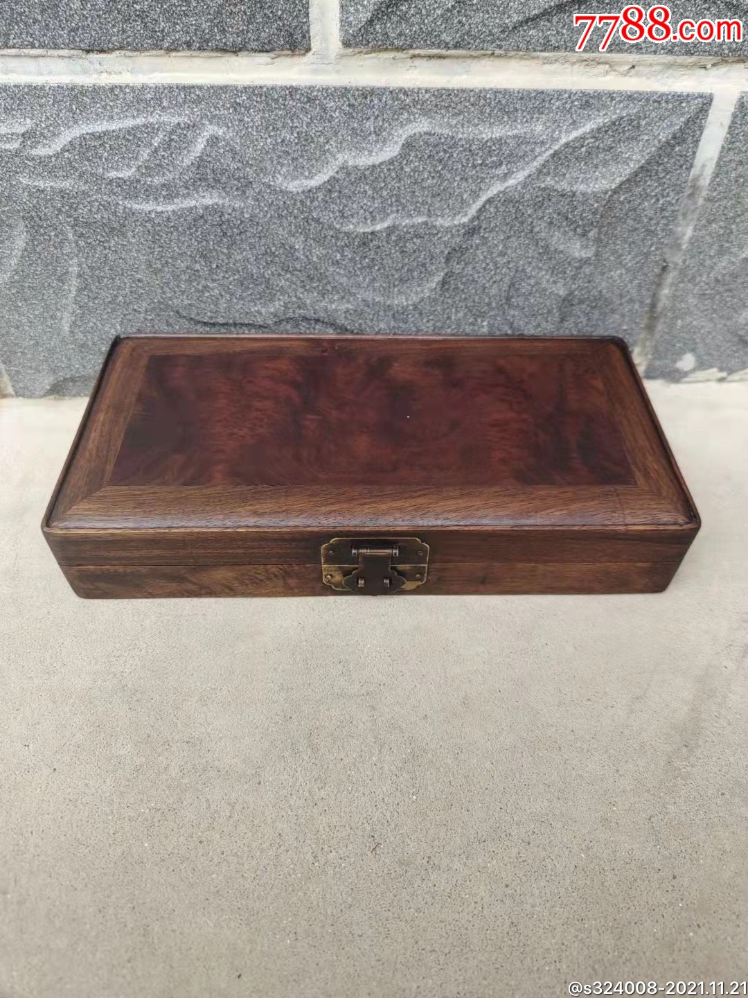 旧藏大叶黄花梨拜帖盒一件,品相完好,做工精细,用料上乘.