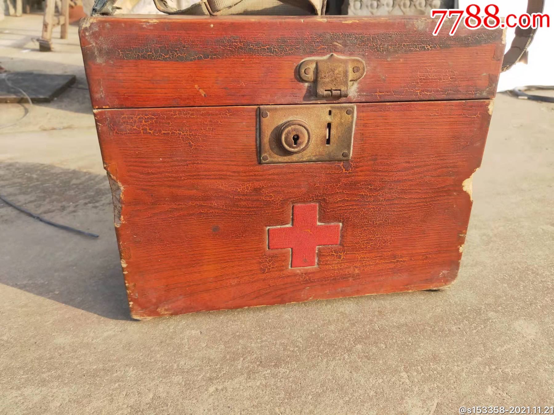 红色文化抗战时期队医用榆木药箱一件