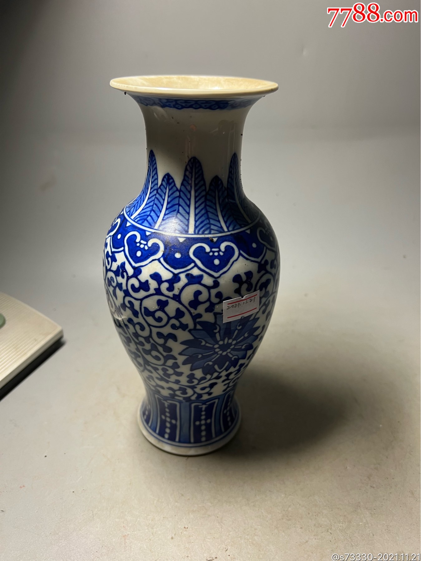 80年代左右,景德镇厂货,青花缠枝宝相花花瓶一只