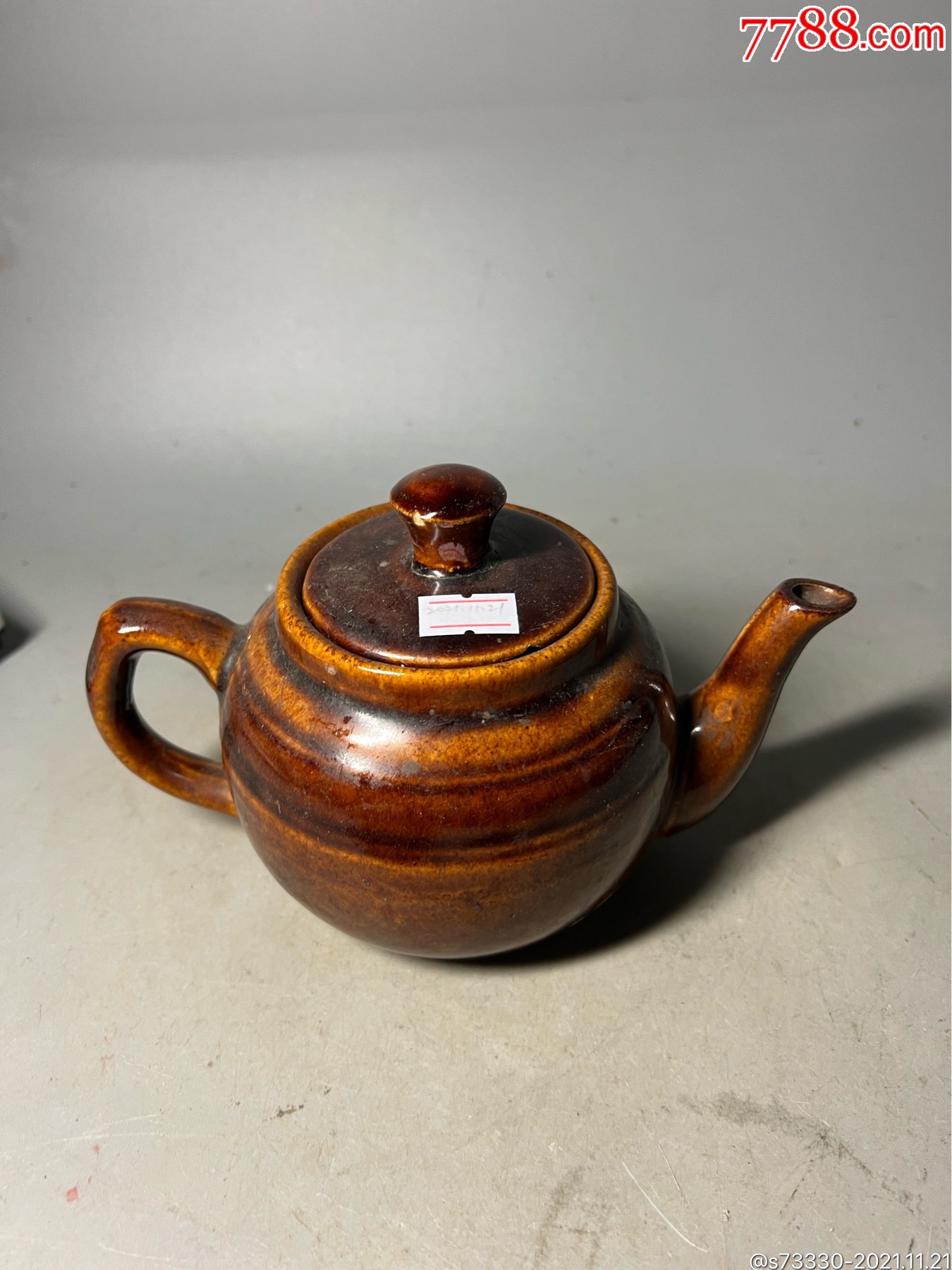 创汇期酱釉茶壶一把磕