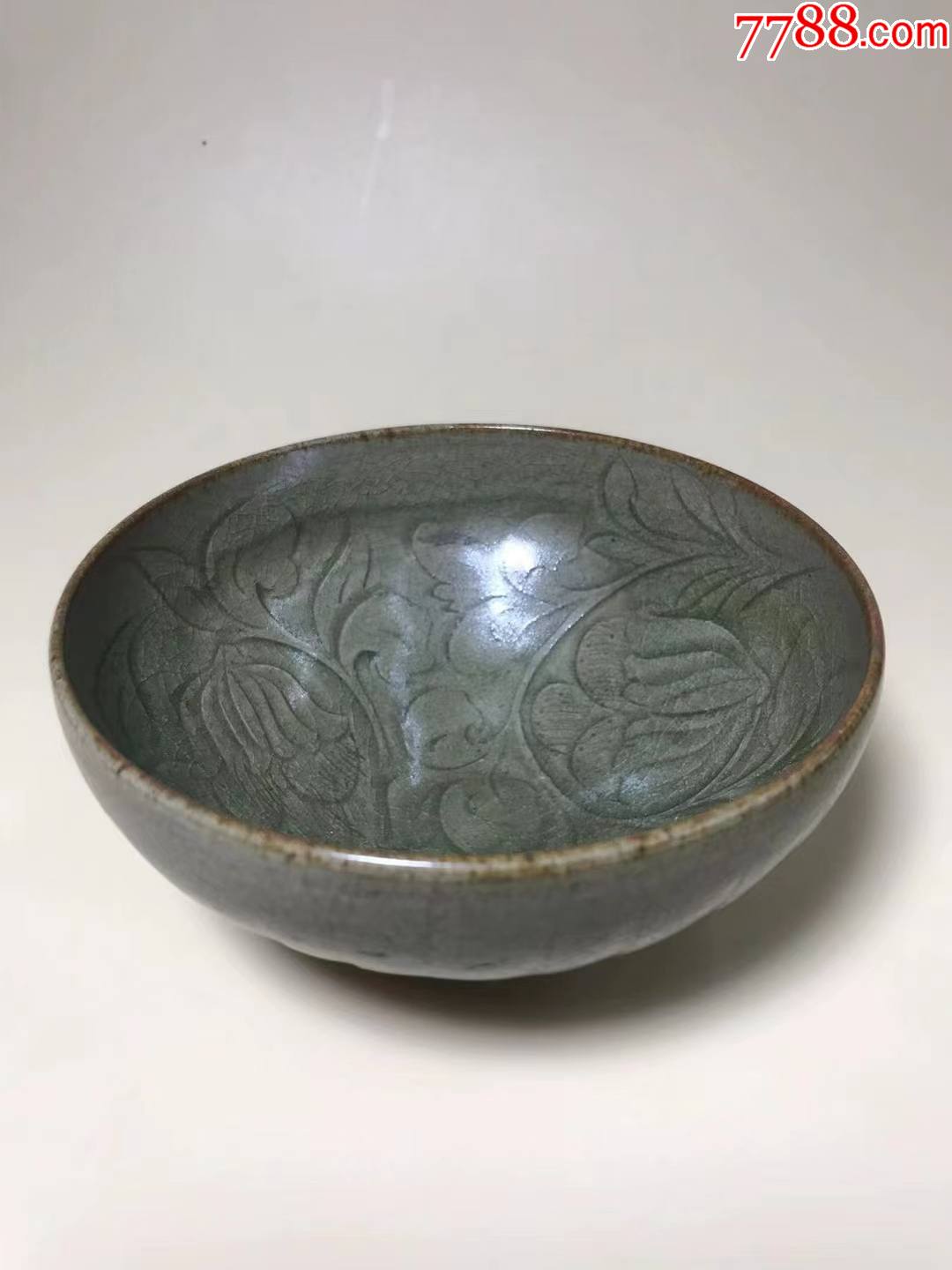 宋越窑青瓷刻花莲瓣碗