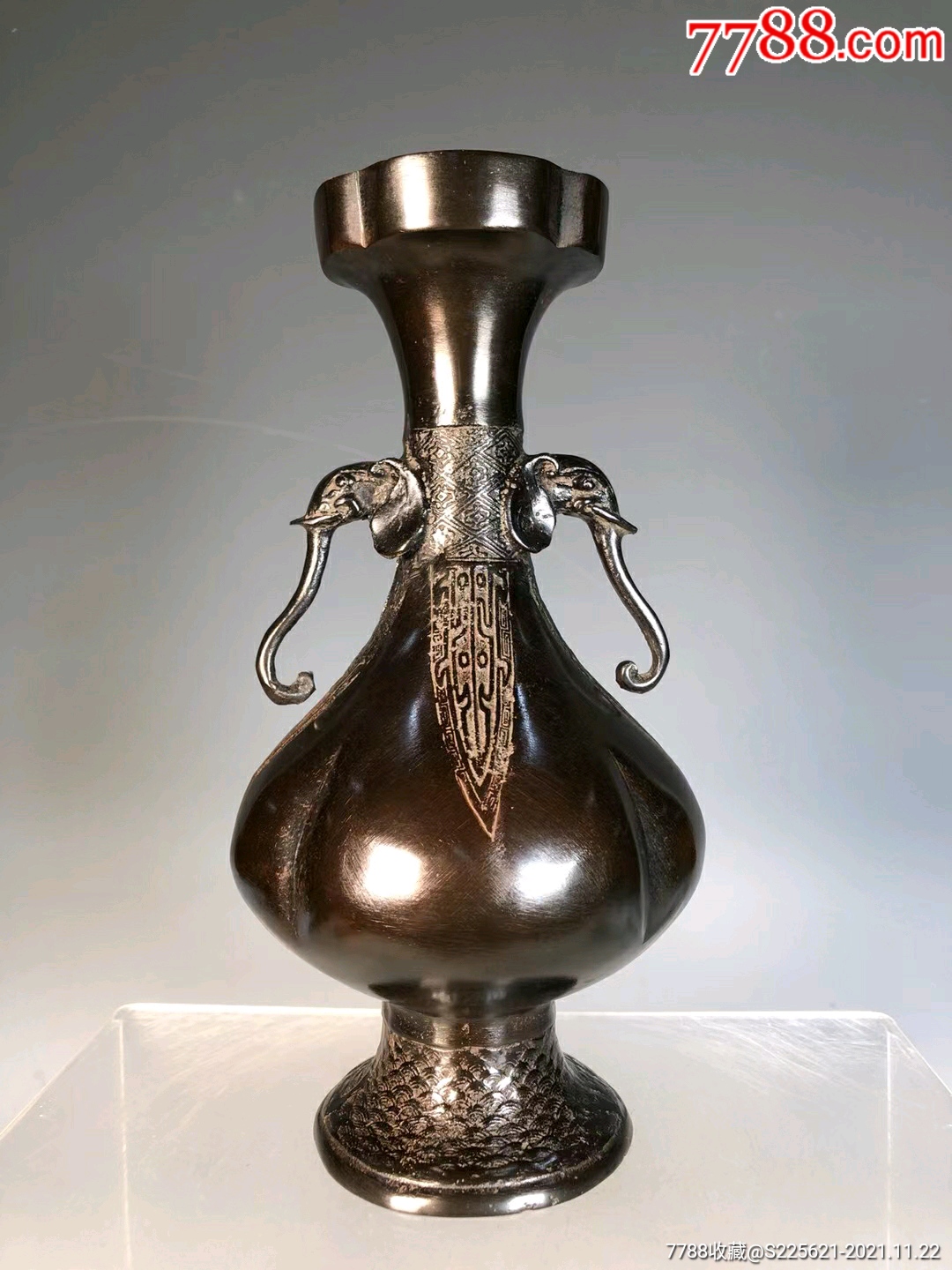 民国铜铸饕餮纹象耳海棠型赏瓶