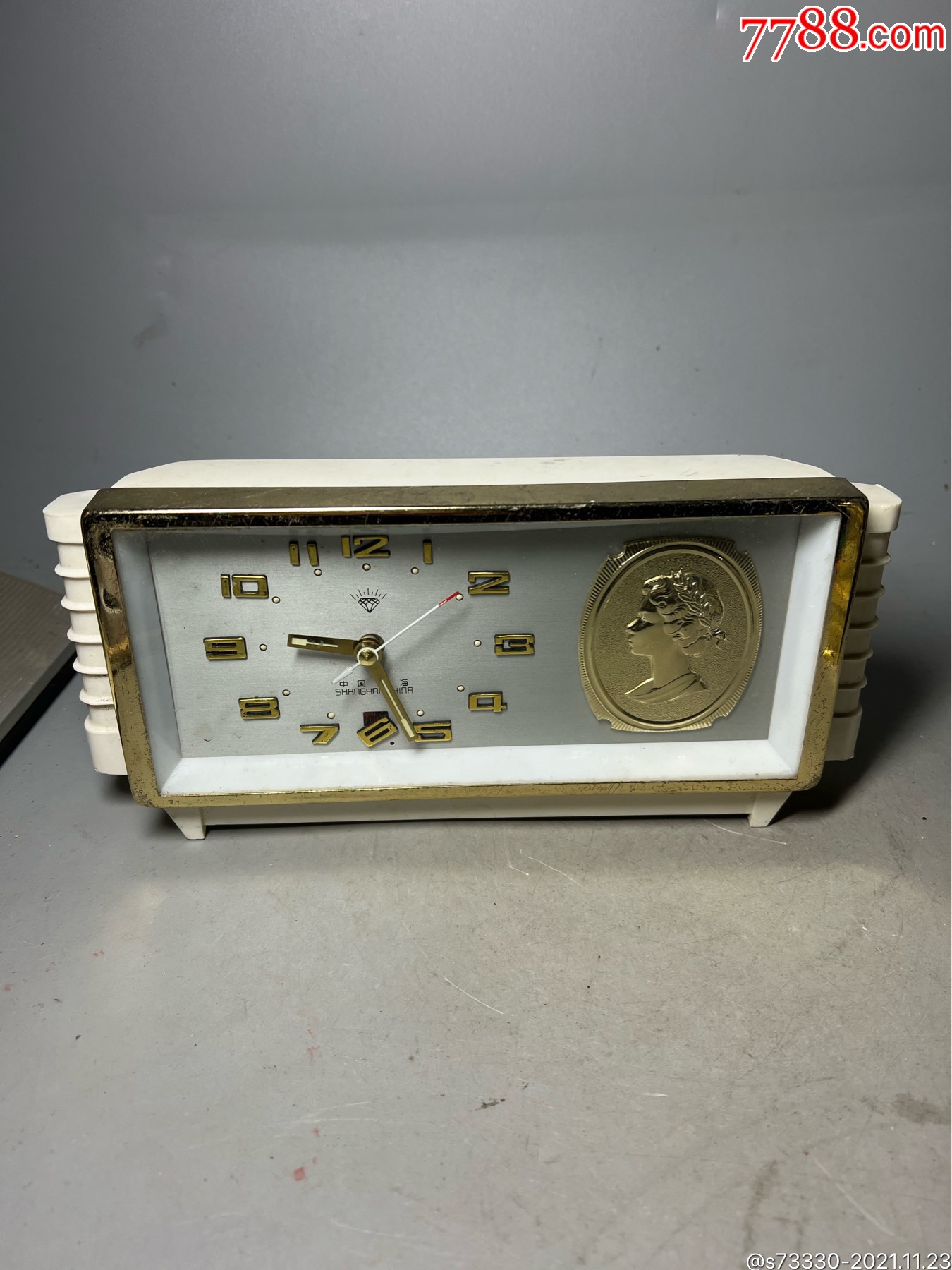 怀旧老物件上海钻石牌美女老闹钟一只不走