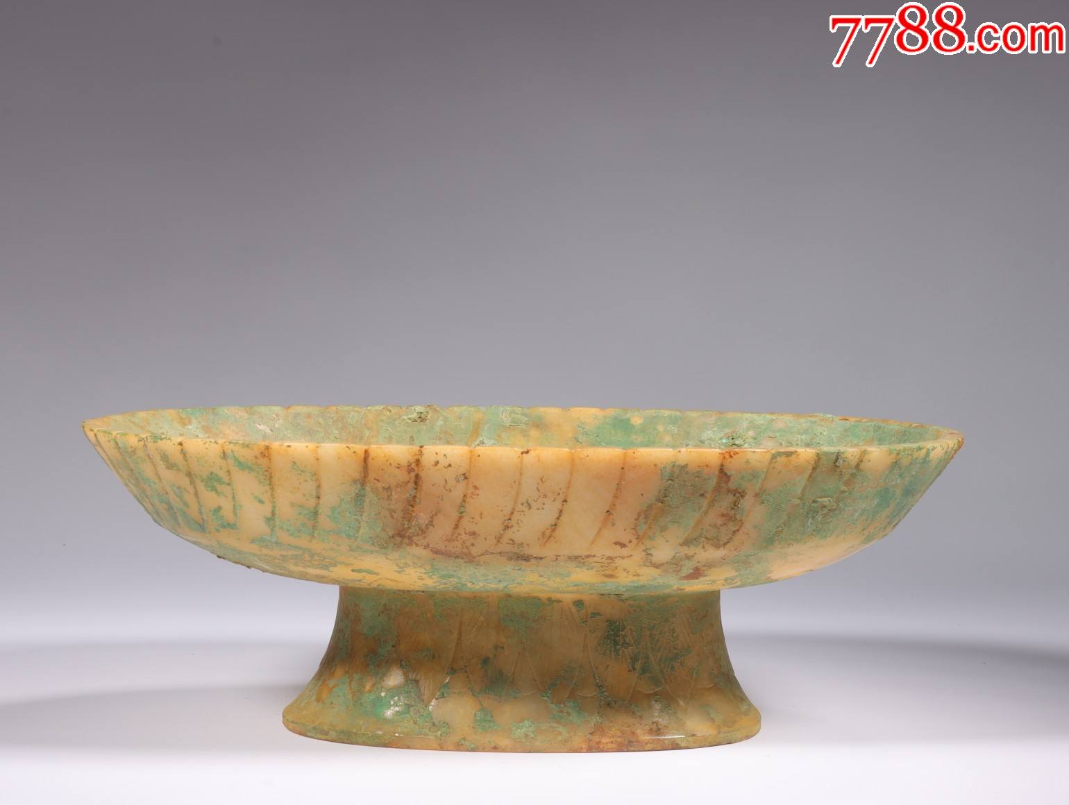 和田玉带沁菊瓣高足盘