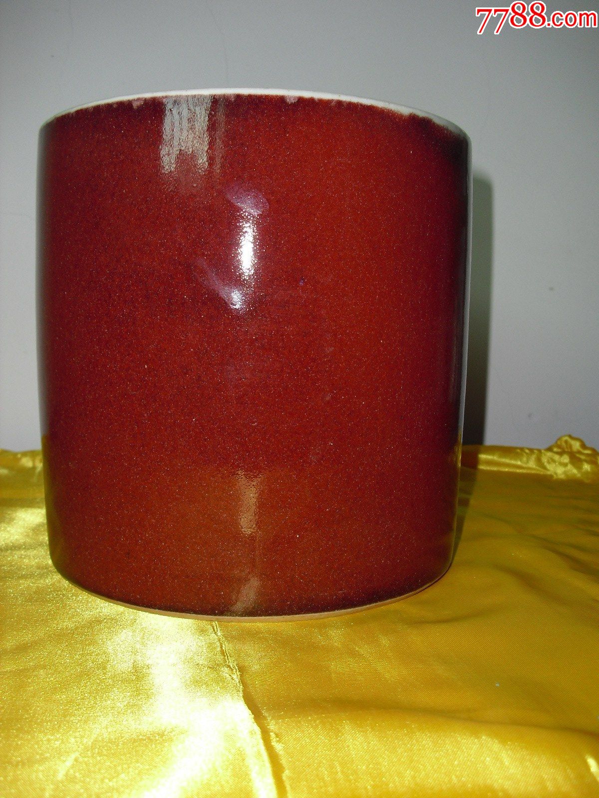 红釉笔筒