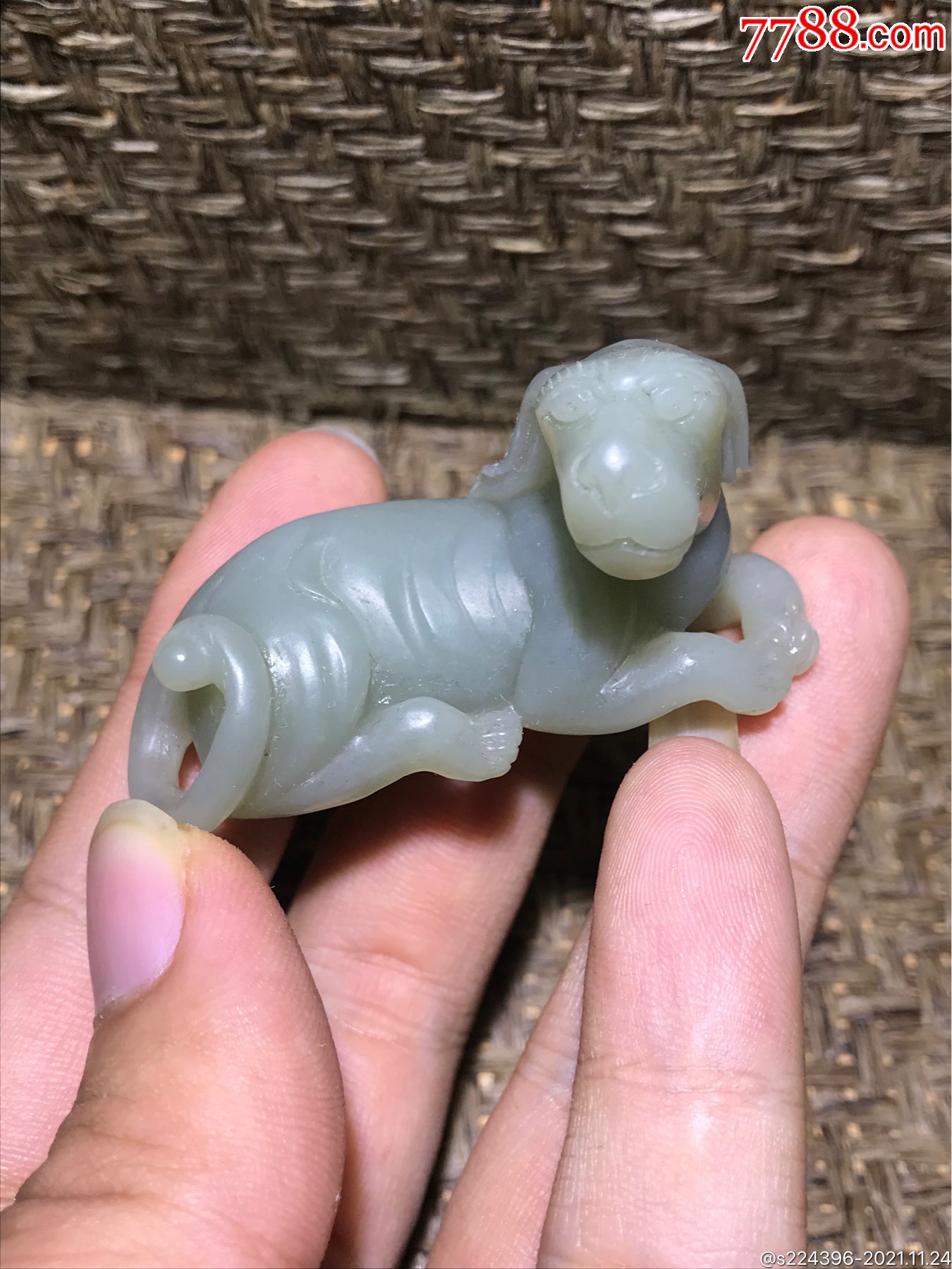 精美高油润和田玉青白籽料雕刻忠犬把件吊坠一个