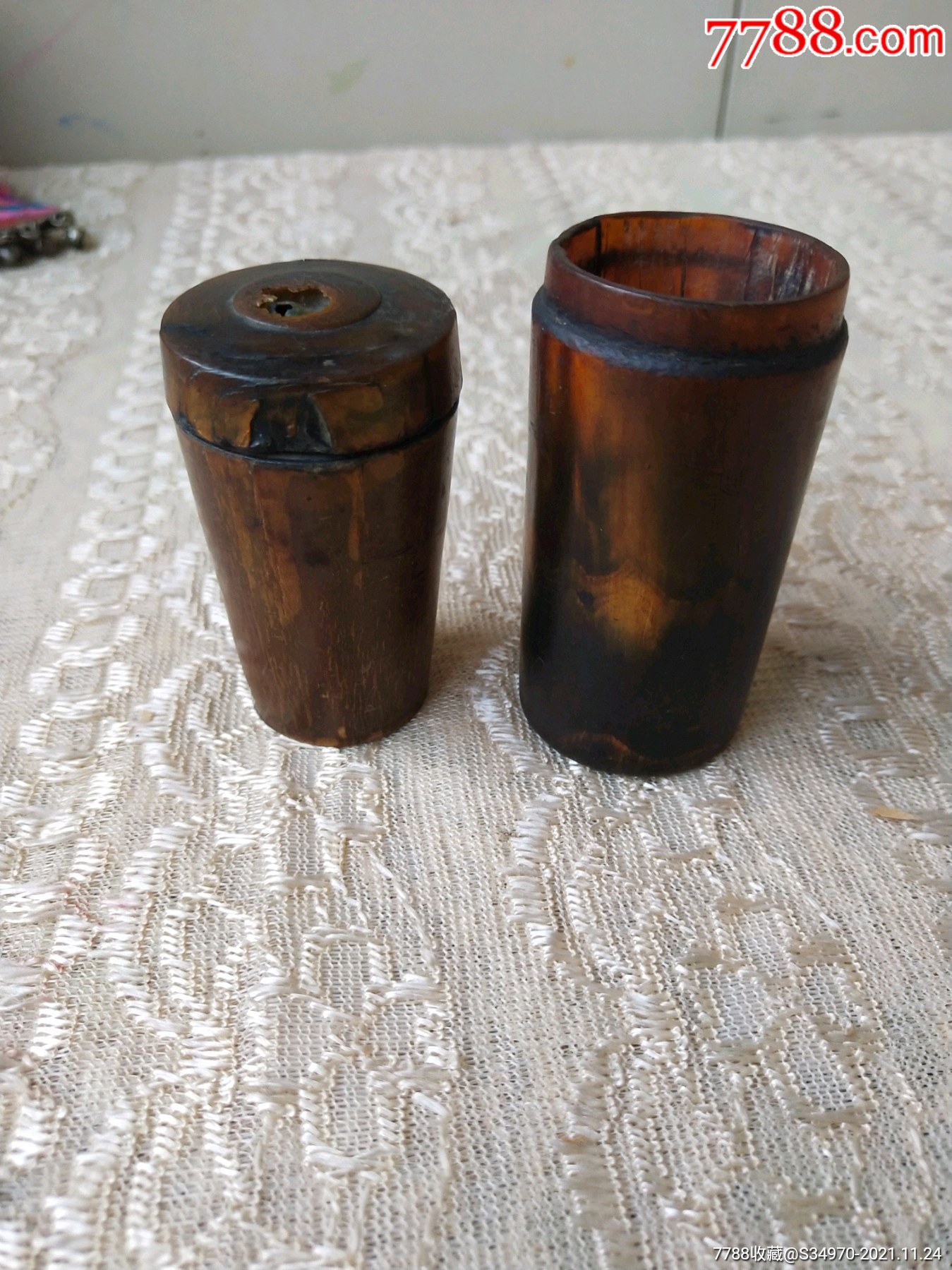 清代装鸦片大烟的牛角雕烟膏盒2个合售品如图