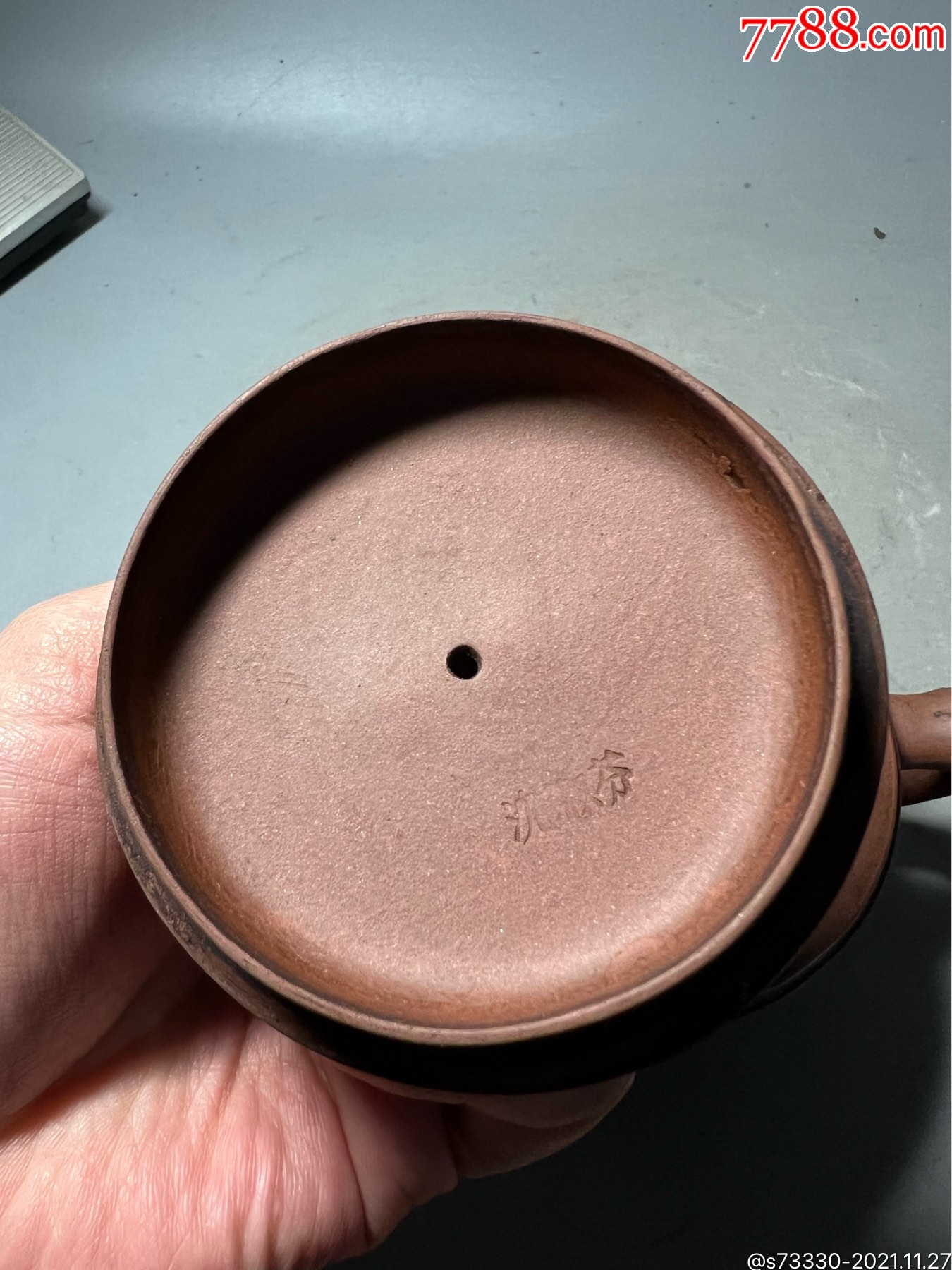 70年代左右,石生刻,松鼠竹段紫砂壶一把,裂