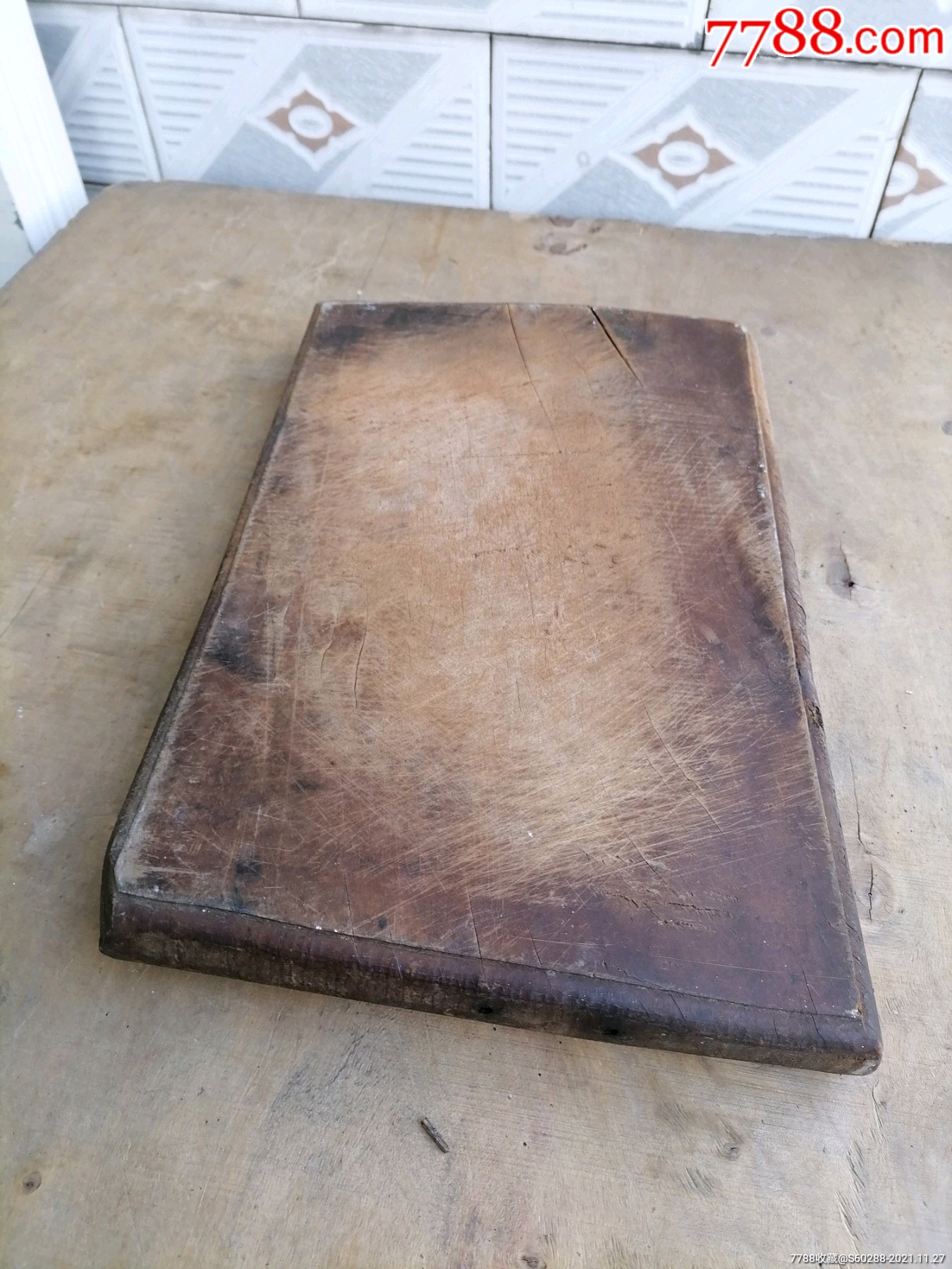 一块非常硬的铁木木板菜板估计是铁木的