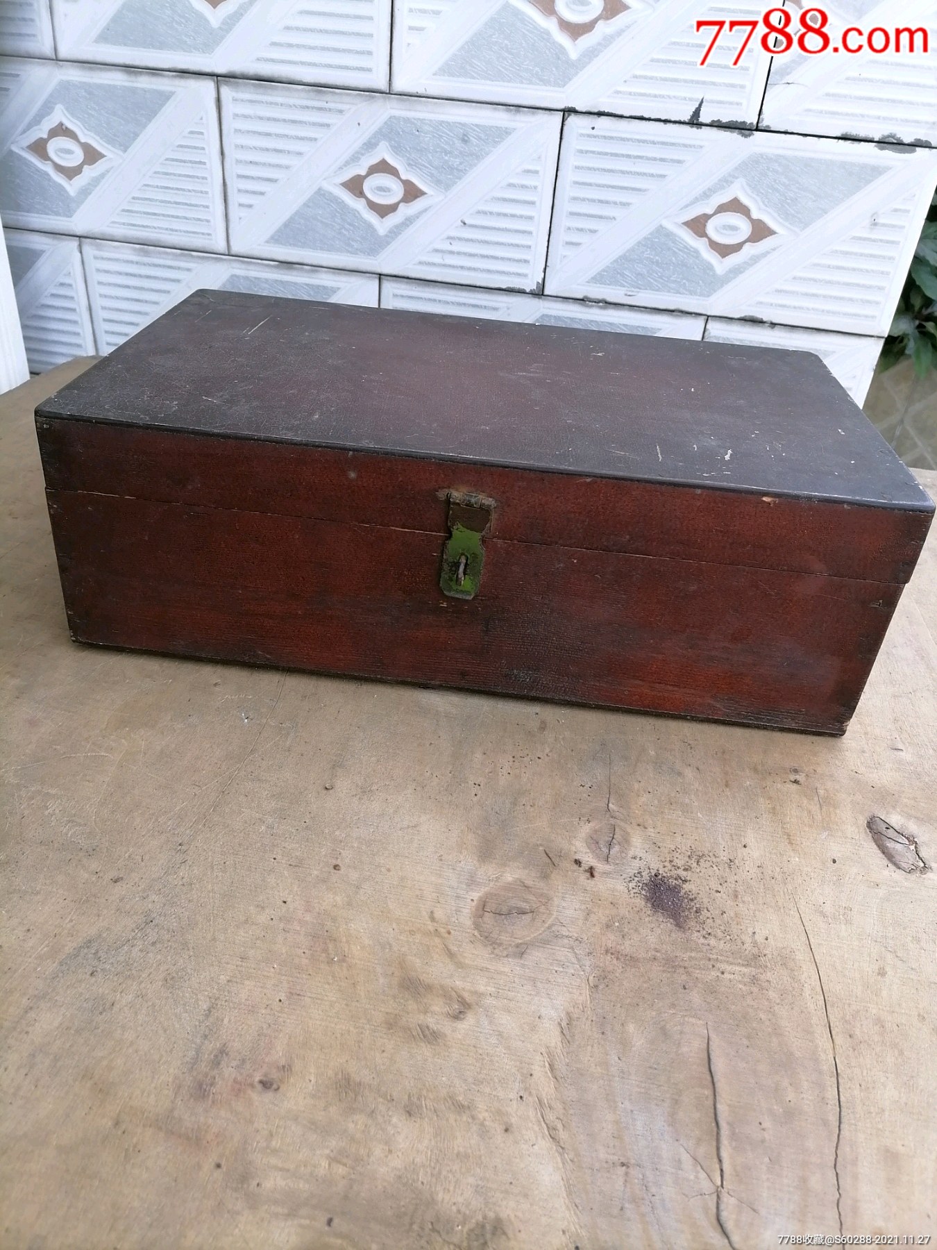 一口木头老箱子手工做的小木箱子