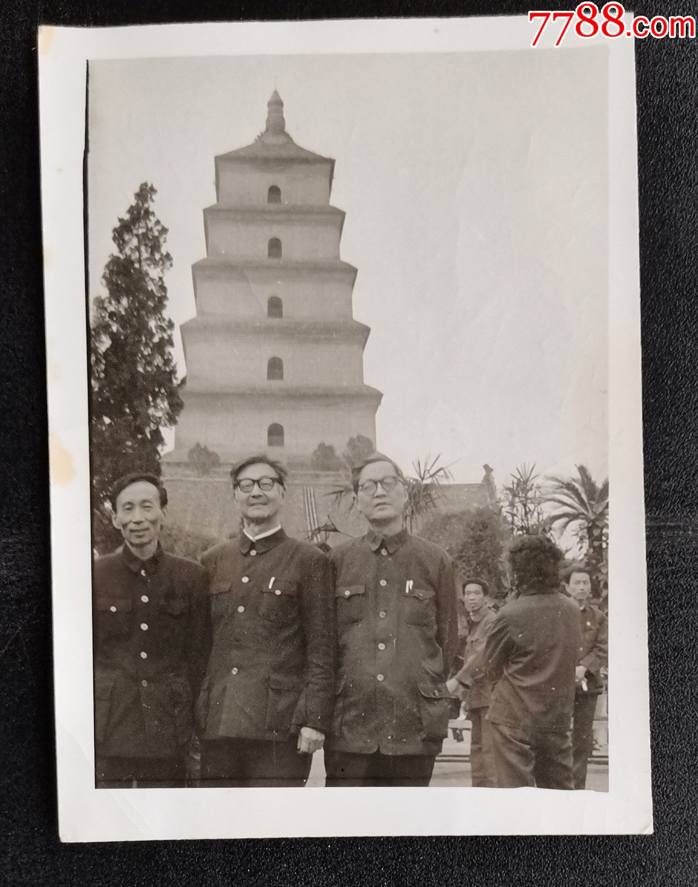 西安大雁塔前合影-老照片-7788商城__七七八八商品交易平台(7788.com)