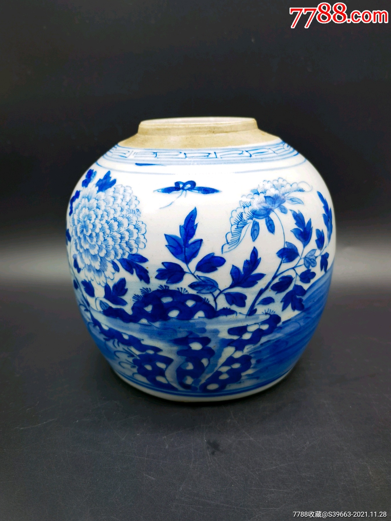 清代青花洞石牡丹纹罐