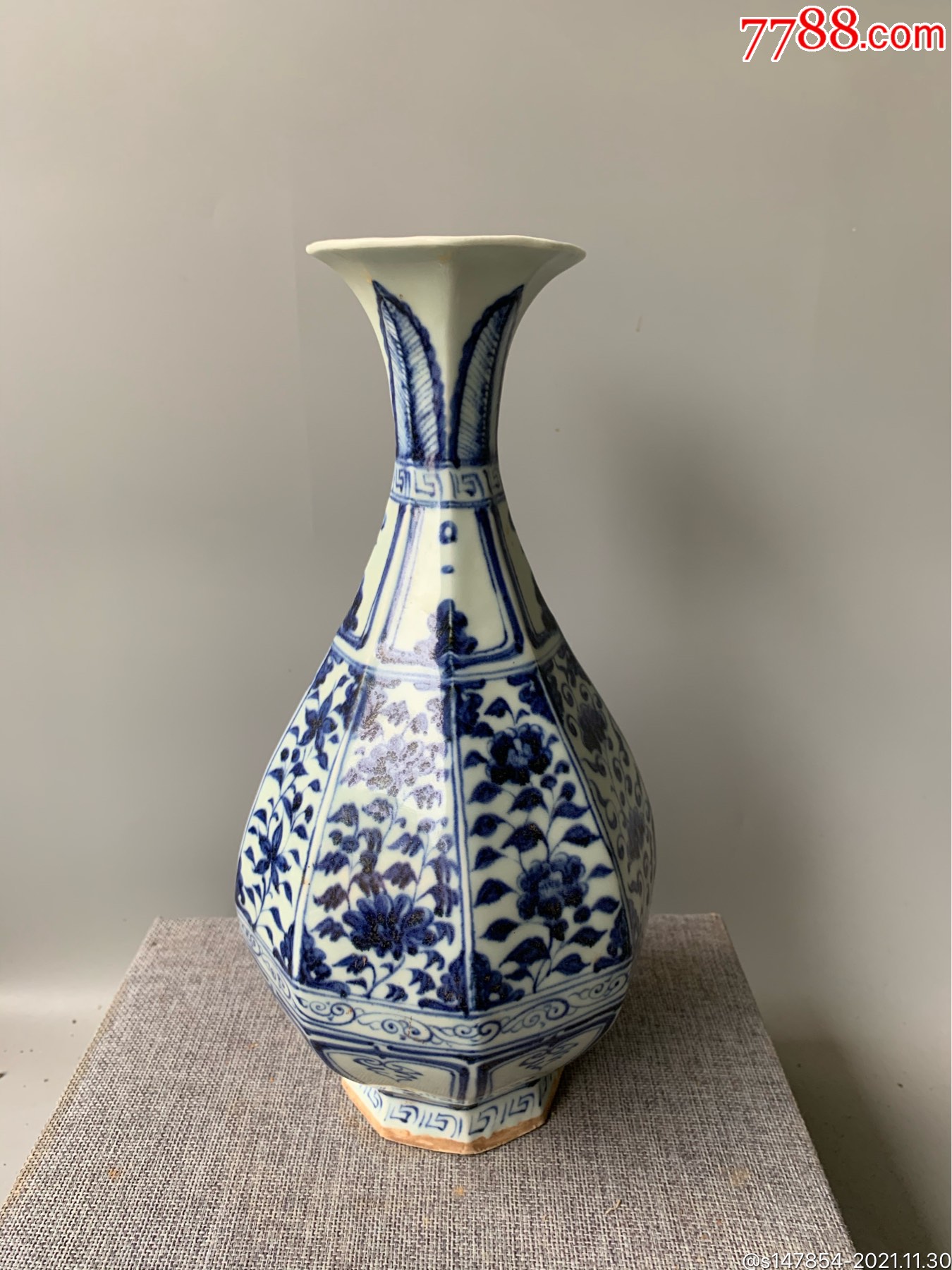 明代宣德年青花八棱玉壶春瓶