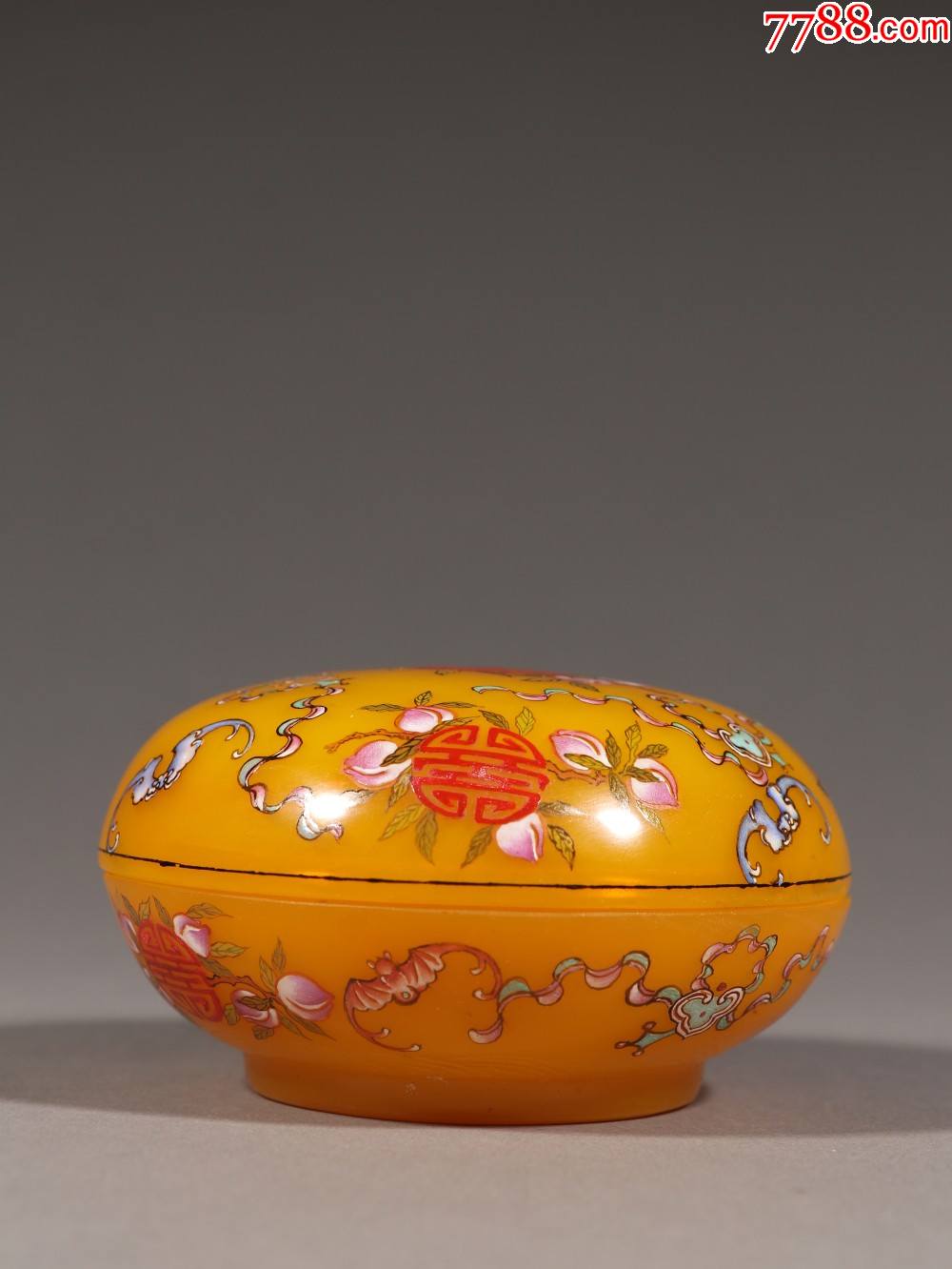 鸡油黄料胎珐琅兽纹盖盒