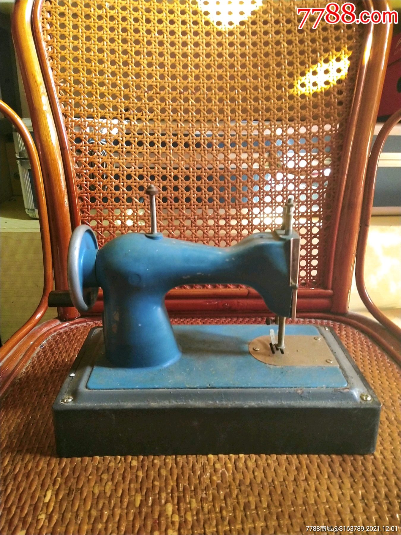 苏联早期便携式手摇缝纫机
