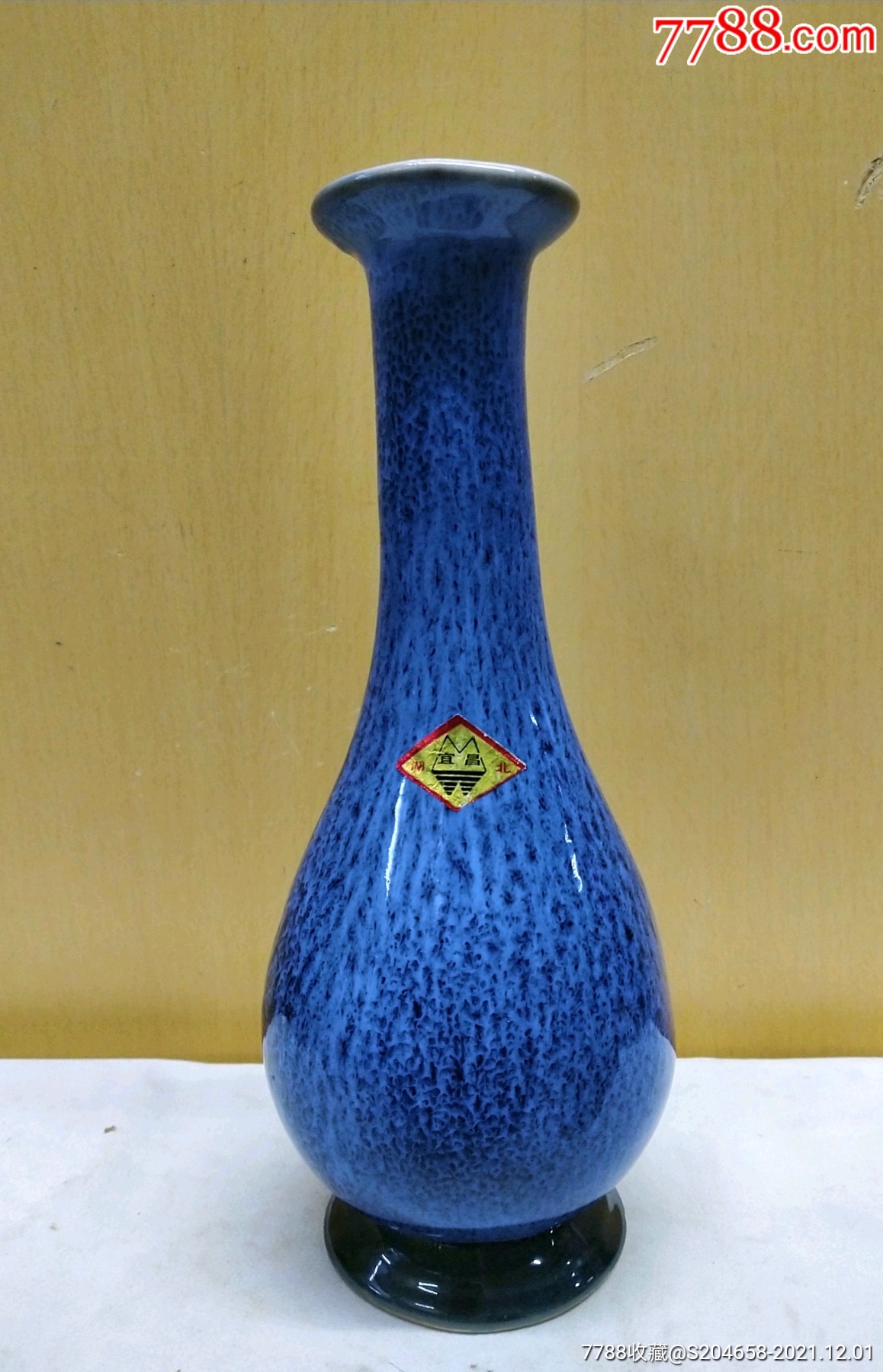 七八十年代宜昌彩陶孔雀兰釉长颈瓶