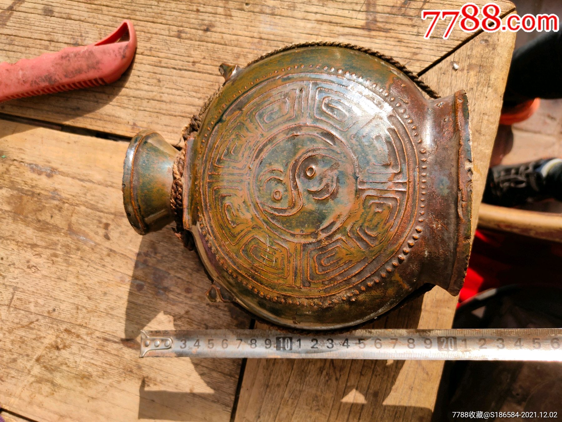 高年份八卦扁壶