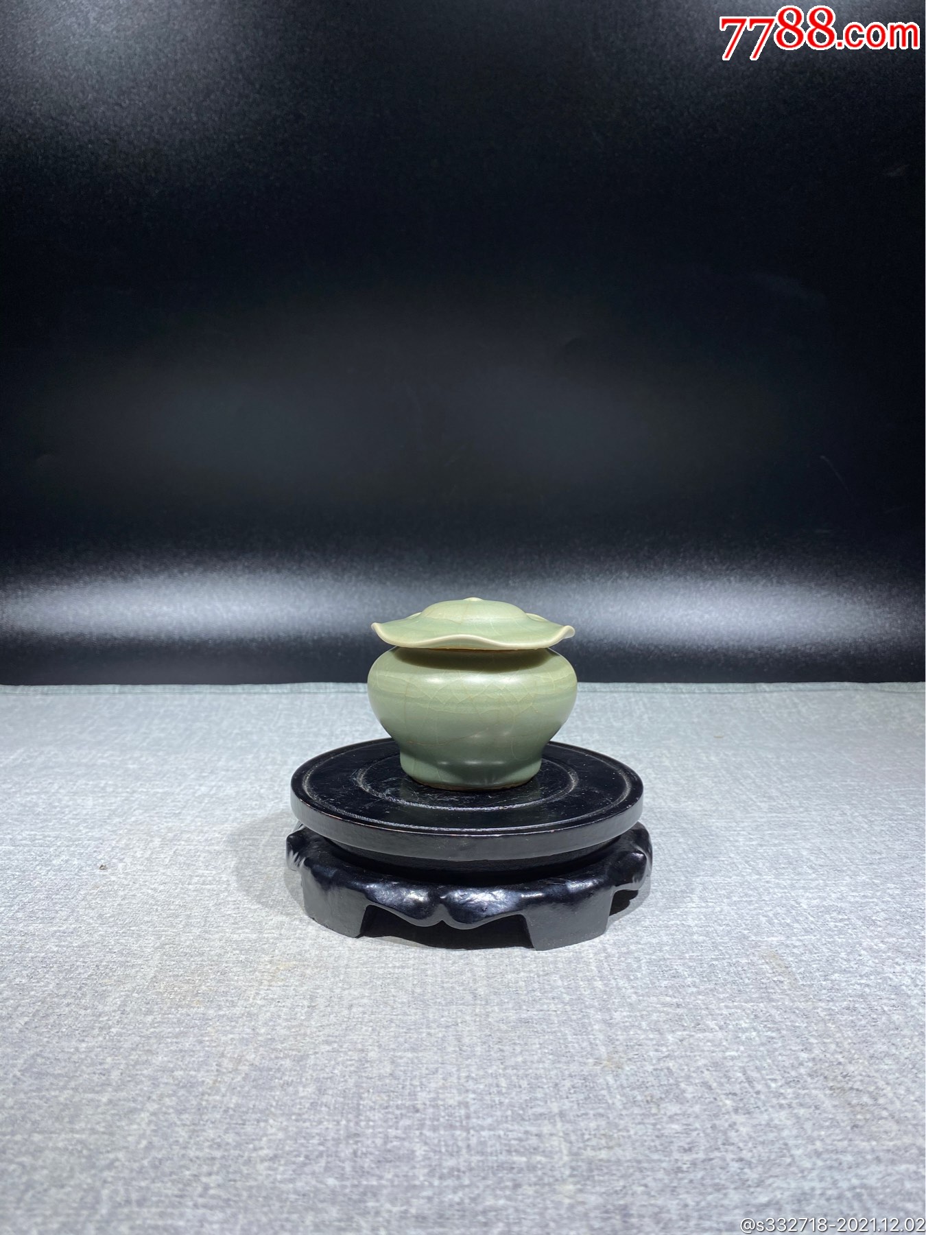 南宋龙泉窑荷叶盖罐
