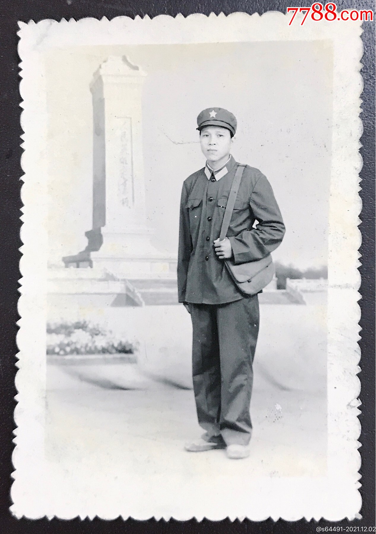 六十年代,北京人民英雄纪念碑,军人留影_老照片_图片分类_回收价值