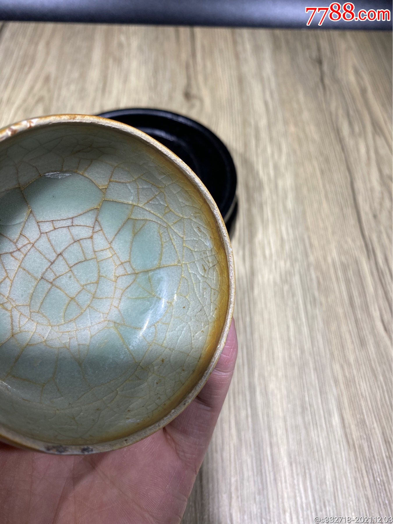 南宋龙泉窑冰裂纹茶杯