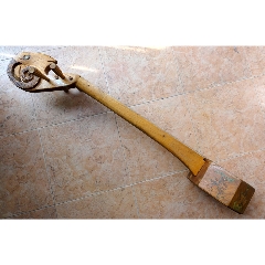 老乐器收藏2112边疆早期普米族自制大号彩绘人物实木四弦羊头琴90cm