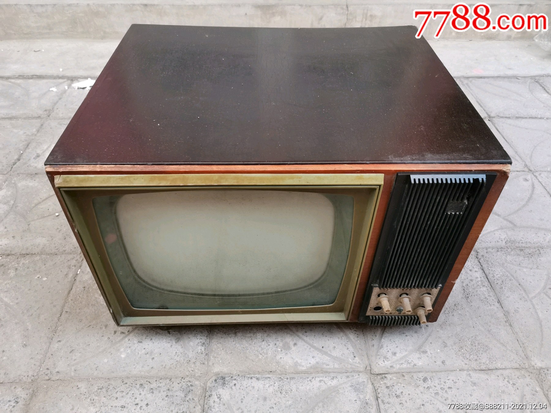 天鹅电子管电视机