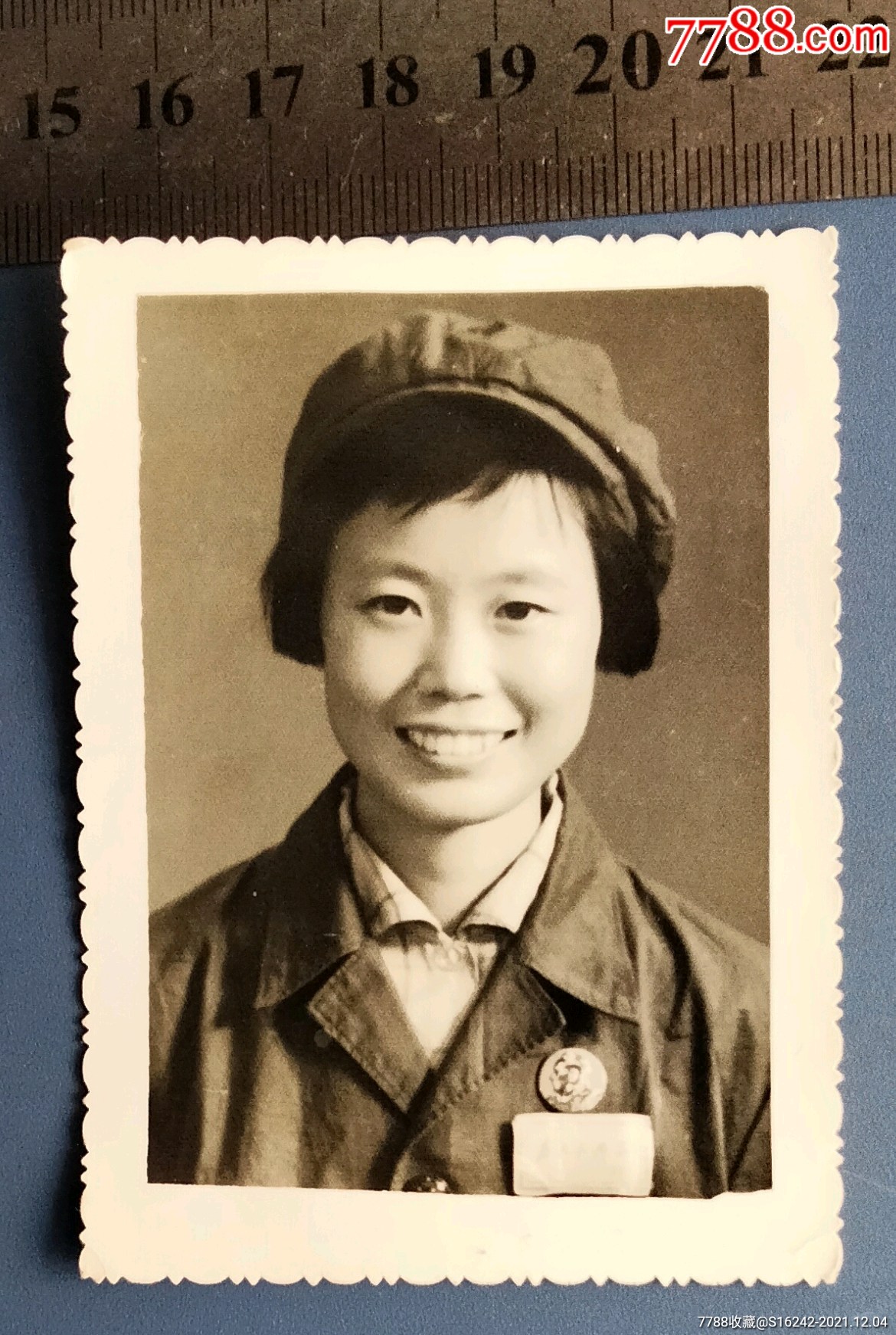 文革美女解放军一戴像章胸牌